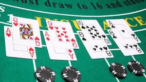 Gambar tema sports betting yang dinamis dengan latar sepak bola dan perangkat mobile