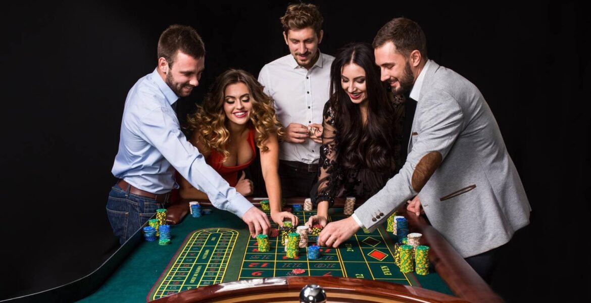 Suasana live casino dengan dealer tersenyum dan meja permainan yang elegan